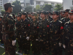 高等校园应重视军事训练将讲堂教育和军事训练有机结合起来