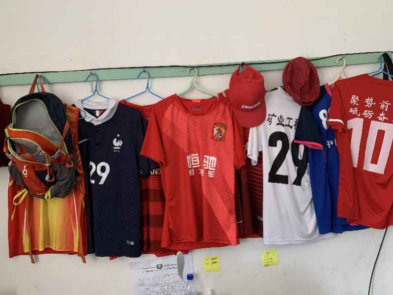 一位支教云南山区的郜林球迷,让两支班级女足穿上了深足球衣