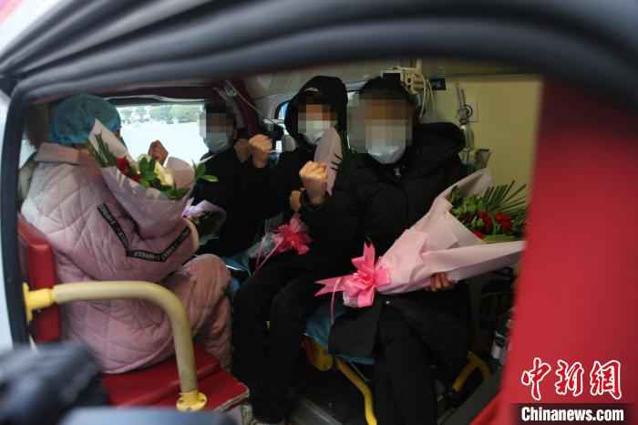 郑州大学第一附属医院派专车送5名出院者回家 郑大一附院供图 摄 河南:5名患者集体出院 全省累计治愈25例