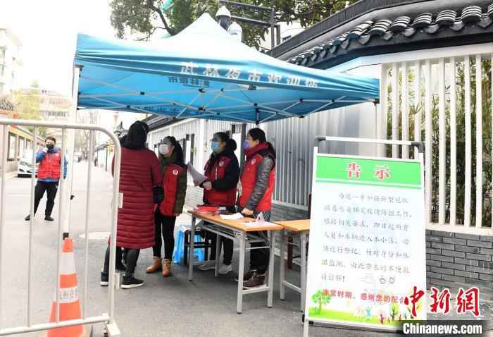 杭州戴口罩的居民。 李晨韵 摄 浙江出台废弃口罩分类管理措施 将设相应垃圾桶