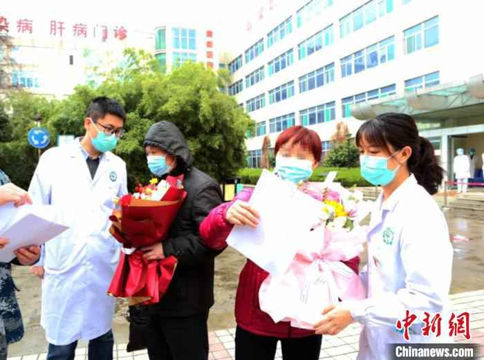 5名新冠肺炎患者2日在空军军医大学唐都医院治愈出院。唐都医院供图 空军军医大学唐都医院累计治愈新冠肺炎患者24人