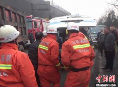山西灵石：运钞车与货车相撞致驾驶人被困