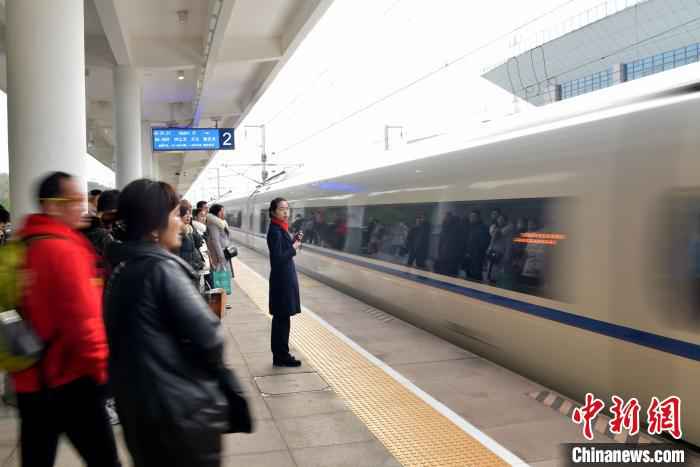 戌时：胡兰在车站二站台帮助引导旅客。　宋曹梓瀚 摄