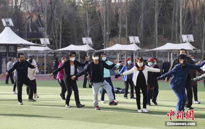 资料图:3月20日,西宁市民在体育场上跳起锅庄。 中新社记者 马铭言 摄 疫情期间的美食家们,体重上涨的你们可以这样减肥!