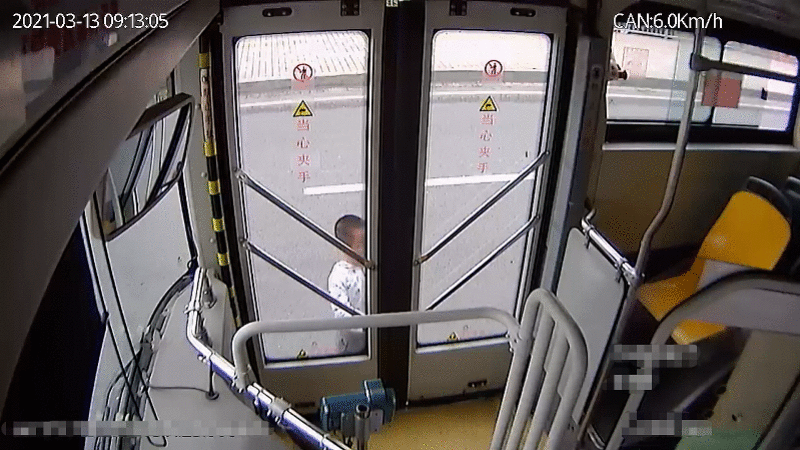 广州一4岁男童独自离家后横穿马路,幸遇热心司机伸援手