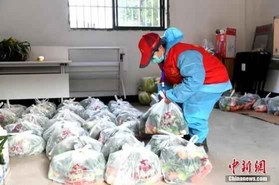资料图:武汉市青山区红钢城街道青扬社区工作人员为居民团购的生活必须品。安源 摄 谢谢你,为武汉拼过命